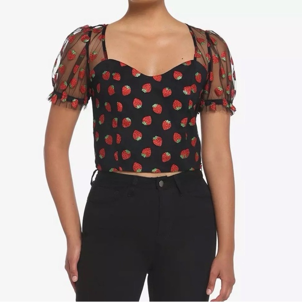 🍓✨ NWT Hot Topic Cute & flirty strawberry print crop top Grunge Puff Sleeve